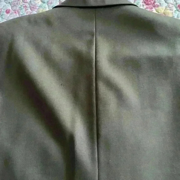 Men’s green double breasted suit. In fair condition has hole in the back of suit - Picture 6 of 12